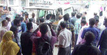 শিশুকে মাথায় তুলে আছাড় মারলেন বাবা