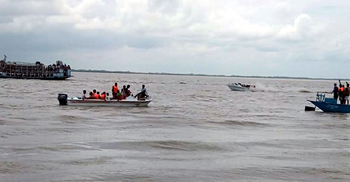 উত্তাল বঙ্গোপসাগরে ডুবে গেল ট্রলার, নিখোঁজ ১