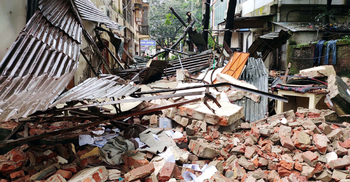 গভীর রাতে ক্লিনিক গুড়িয়ে দিল দুর্বৃত্তরা