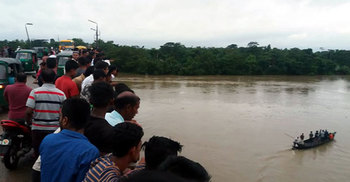 বাজি ধরে দুই বন্ধুর সুরমায় ঝাঁপ, অতঃপর…