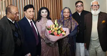 PM arrives in London