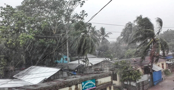 পটুয়াখালীতে আশ্রয় কেন্দ্রে ৪০ হাজার মানুষ, উত্তাল সাগর