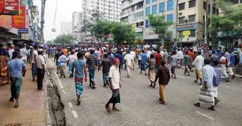 Rickshaw-pullers block city roads protesting rickshaw ban