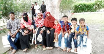 বৃষ্টিতেও সাতক্ষীরার বিনোদন কেন্দ্রগুলোতে দর্শনার্থীদের ভিড়