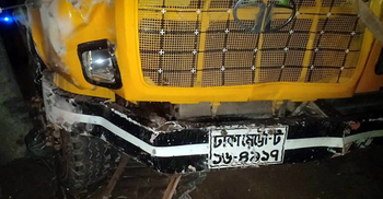 নিজ বাড়ির সামনে ট্রাকচাপায় প্রাণ গেল ব্যবসায়ীর