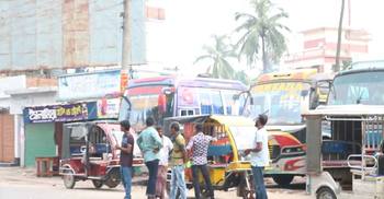 ৬ দিনেও কাটেনি মালিক-শ্রমিক দ্বন্দ্ব, দুর্ভোগে যাত্রীরা