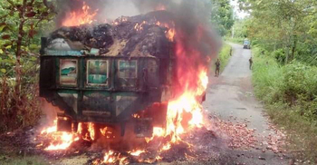 রাঙামাটিতে মালবাহী ট্রাকে সন্ত্রাসীদের আগুন