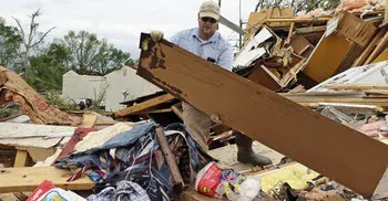 Strong storms in US South kill 8