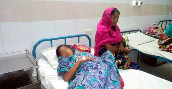 স্বামীর বিরুদ্ধে স্ত্রীকে এসিড নিক্ষেপের অভিযোগ