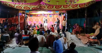 বাঁশির সুরে ভোটার ডাকছেন ছাত্রলীগ নেতা