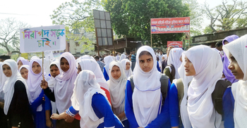 পিকআপের ধাক্কায় পা হারাল স্কুলছাত্রী, মহাসড়ক অবরোধ