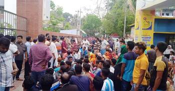 বিদ্রোহী প্রার্থীর কর্মীদের আটক করায় থানা ঘেরাও