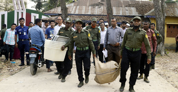 পাহাড়ের কেন্দ্রে কেন্দ্রে যাচ্ছে ভোটের সরঞ্জাম