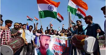 Pakistan hands IAF pilot to India