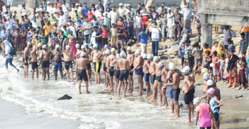 ১৬ কিলোমিটার সাঁতরে সেন্টমার্টিনে তারা