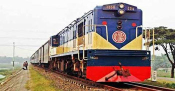 মেয়ের সামনেই ট্রেনে কাটা পড়লেন বাবা