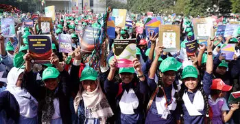 Textbook distribution festival held amid enthusiasm