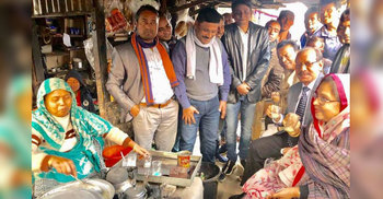 গাড়ি থামিয়ে রাস্তার পাশের টং দোকানে চা খেলেন প্রতিমন্ত্রী চুমকি