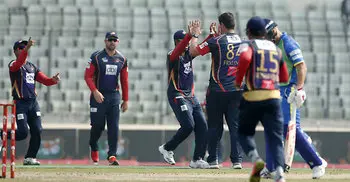 Chittagong Vikings bowling against Khulna Titans