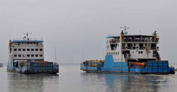 সাড়ে ৪ ঘণ্টা বন্ধের পর দৌলতদিয়ায় ফেরি চলাচল শুরু
