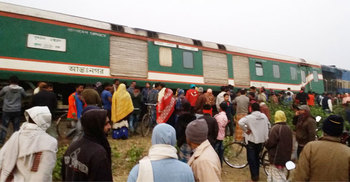 ১৬ ঘণ্টাতেও সচল হয়নি খুলনার সঙ্গে রেল যোগাযোগ