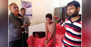 অন্যত্র ভর্তি হতে চাওয়ায় ছাত্রকে শিকলে বাঁধলেন শিক্ষক