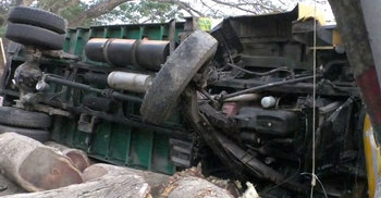 পথচারীর ওপর উল্টে পড়ল ট্রাক