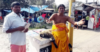 পাগলের কান্নায় সবার চোখে পানি