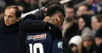 Neymar in tears after suffering foot injury during PSG cup clash