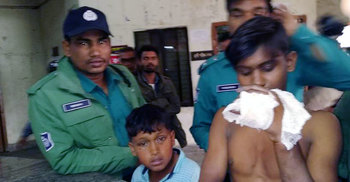 স্কুল মাঠে ককটেল বিস্ফোরণে দুই ভাই আহত