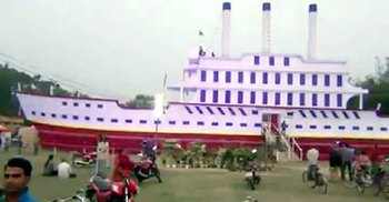 টাইটানিকের আদলে পূজা মঞ্চ