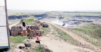 হাওর বাঁধ যেন লুটপাটের নতুন ক্ষেত্র