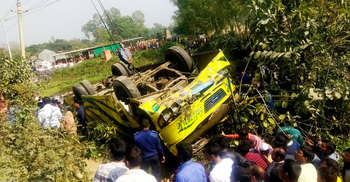 ওভারটেক করতে গিয়ে উল্টে গেল বাস