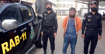 প্রাইভেটকারের ভেতর মিলল ২৫০ বোতল ফেনসিডিল