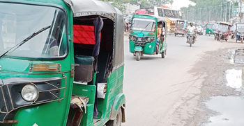 মহাসড়কে বাস-ট্রাকের সঙ্গে পাল্লা দিচ্ছে নিষিদ্ধ থ্রি-হুইলার