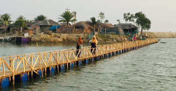 ভাসমান সেতু পেয়ে উচ্ছ্বসিত আশাশুনির বিচ্ছিন্ন দুই গ্রামবাসী