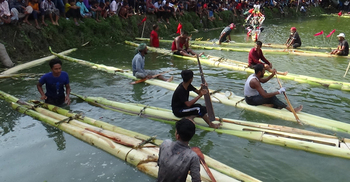 রাজবাড়ীতে ভেলাবাইচ দেখতে মানুষের ভিড়
