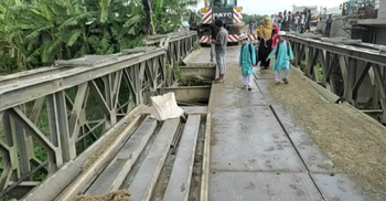 শরীয়তপুরে ব্রিজের পাটাতন খুলে যান চলাচলে ভোগান্তি