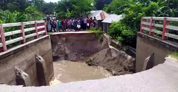 এ কেমন সেতু নির্মাণ, পানির স্রোতে ধস