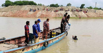 ফরিদপুরে বাঁধ ধসে পদ্মা নদীতে পড়ে শ্রমিক নিখোঁজ