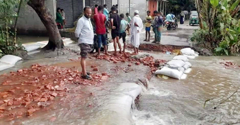 লক্ষ্মীপুরে মেঘনার জোয়ারে সড়ক ভেঙে যোগাযোগ বিচ্ছিন্ন