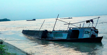 কুষ্টিয়ায় দুই নৌকার সংঘর্ষে একজন নিখোঁজ, সাঁতরে বাঁচলেন ১৭ শ্রমিক