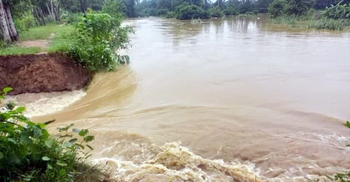 বিপৎসীমার ১০৩ সে মি ওপরে মুহুরী নদীর পানি, বাঁধে ভাঙন