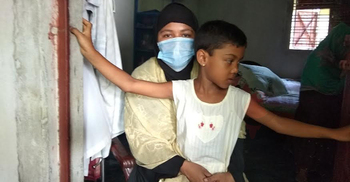 সন্তানের পিতৃ পরিচয় দাবিতে অনশনে নারী