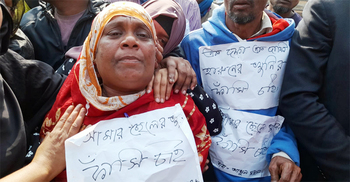 গলায় প্ল্যাকার্ড ঝুলিয়ে ছেলে হত্যার বিচার চাইলেন মা