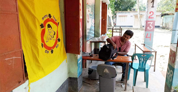 ‘ভয়ে’ স্বাস্থ্যকেন্দ্র বন্ধ রেখেছেন স্যাকমো, স্কুলে চলছে টিকাদান