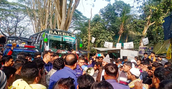 ইজিবাইক জব্দের অভিযানে চালক আহত, সড়ক অবরোধ