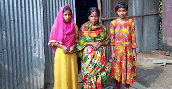 তিন মেয়েকে নিয়ে ভাঙা ঘরে রাত কাটে ফাতেমার