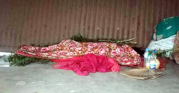 যাত্রী ছাউনিতে নারীর লাশ, করোনার ভয়ে কাছে যায়নি কেউ