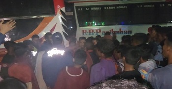 শ্রমিক নেতাকে পৌরসভার প্রধান নির্বাহীর চড়, প্রতিবাদে মহাসড়ক অবরোধ